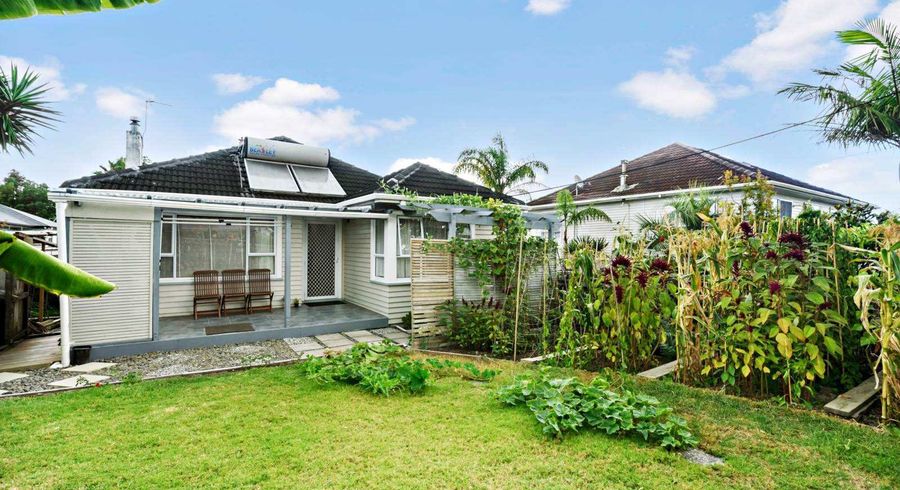  at 1/56 Roberts Road, Glenfield, North Shore City, Auckland