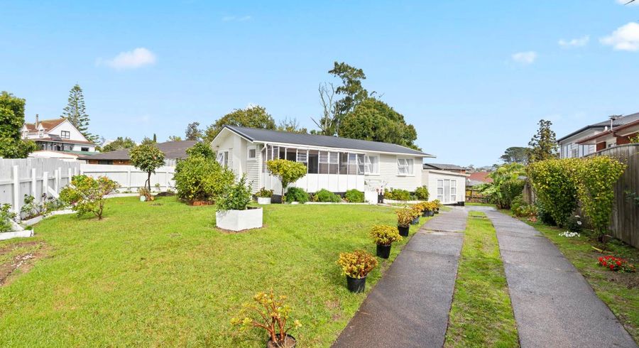  at 12 Ashbourne Place, Glendene, Waitakere City, Auckland