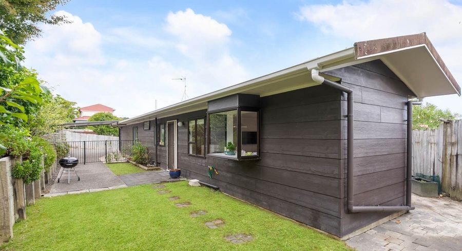 at 2/865 Beach Road, Waiake, North Shore City, Auckland