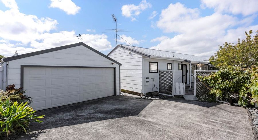  at 2/31 Glenview Road, Glen Eden, Auckland
