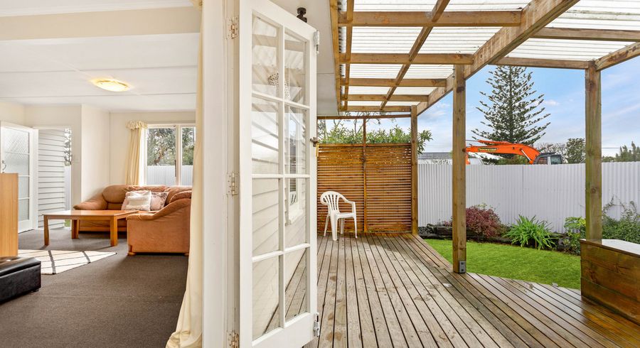  at 2/99 Hobsonville Road, West Harbour, Auckland