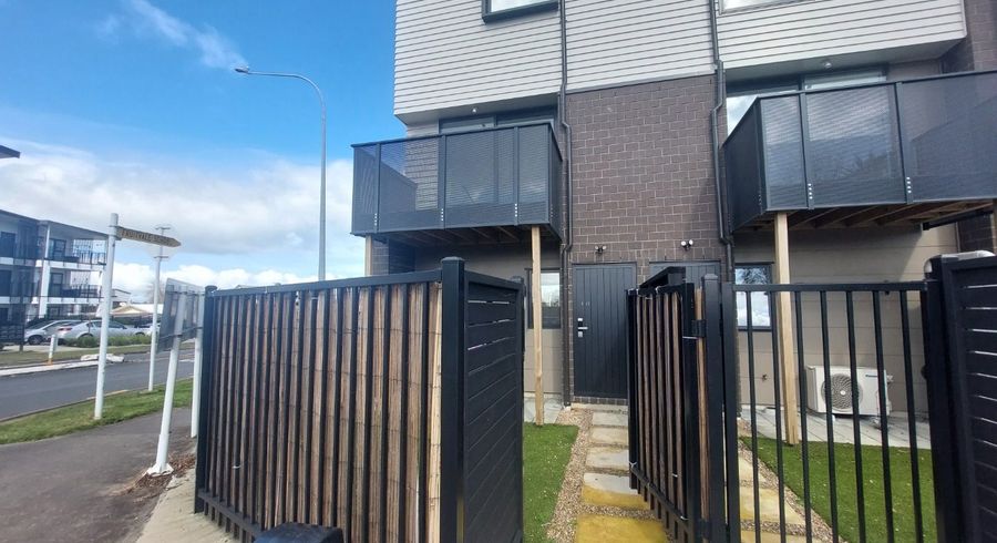  at 1/1 Fruitvale Road, New Lynn, Auckland