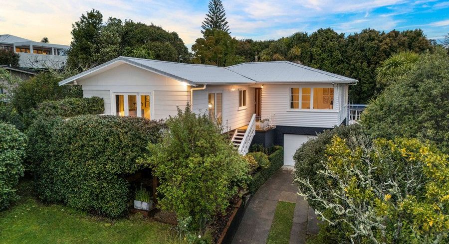  at 4 Dakota Avenue, Beach Haven, Auckland