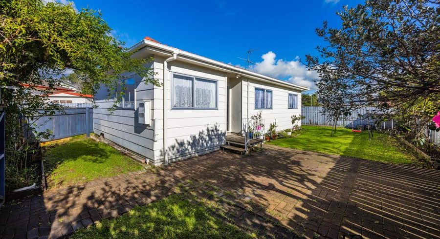  at 2/62 Redcrest Avenue, Red Hill, Papakura, Auckland