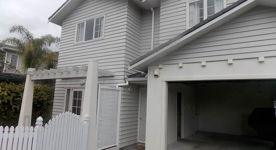  at 21 Mulvaney Crescent, Henderson, Waitakere City, Auckland