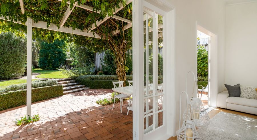  at 196 Queen Street, Northcote Point, Auckland