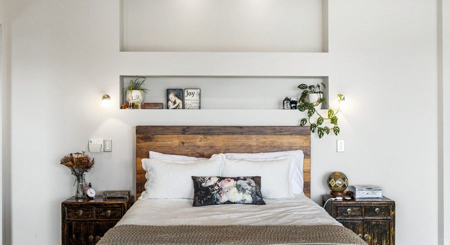  at 5 Chatham Avenue, Paremoremo, North Shore City, Auckland