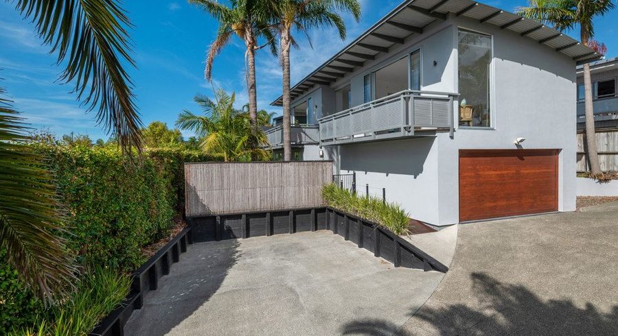  at 1/598 Beach Road, Rothesay Bay, Auckland