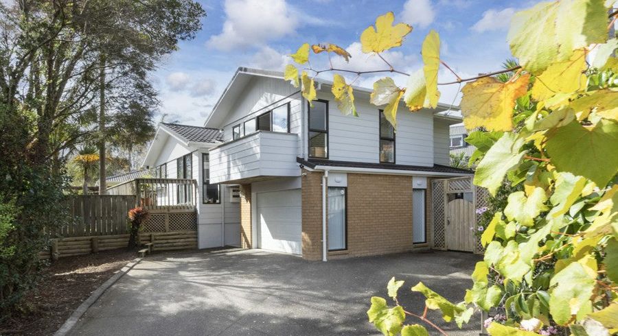  at 43 Taupiko Place, Green Bay, Auckland