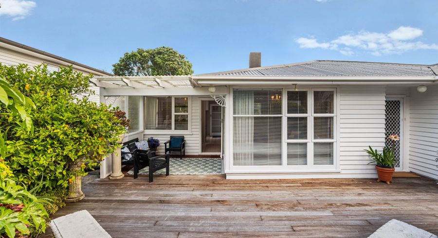  at 18 Selwyn Crescent, Forrest Hill, North Shore City, Auckland