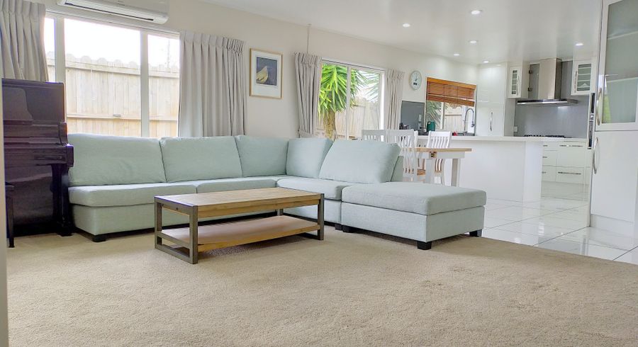  at 2/8 Bowscale Place, Northpark, Auckland
