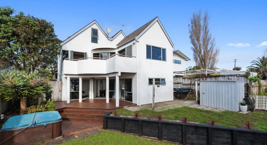  at 2/89 Knights Road, Rothesay Bay, Auckland