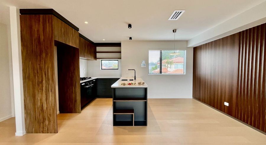  at 2/16 Mapau Road, Greenlane, Auckland