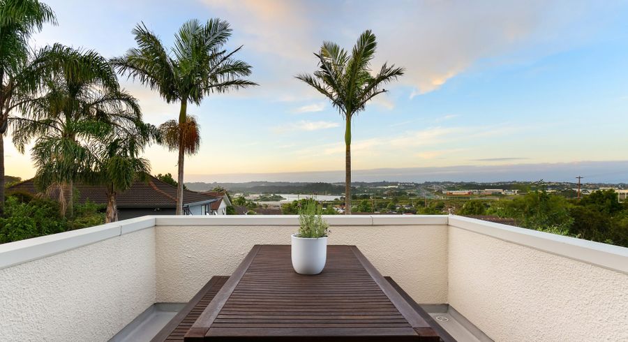  at 1/142 Sunset Road, Unsworth Heights, North Shore City, Auckland