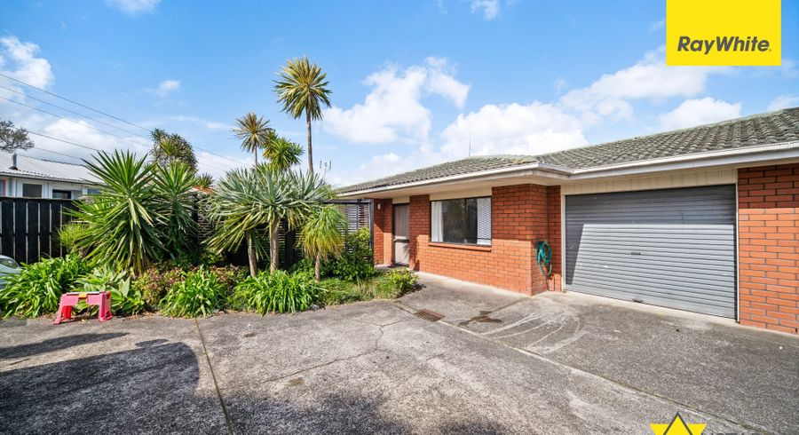  at 2/35 Buscomb Avenue, Henderson, Waitakere City, Auckland