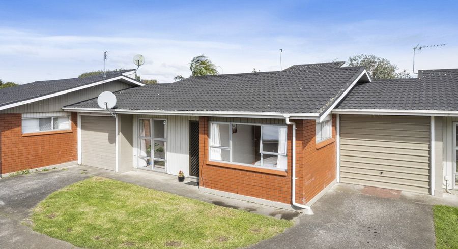  at 2/7 Mckenzie Road, Mangere Bridge, Auckland