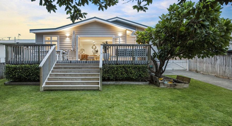  at 2/7 Mountain Road, Mount Wellington, Auckland