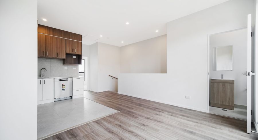  at 5/233 Great North Road, Henderson, Waitakere City, Auckland