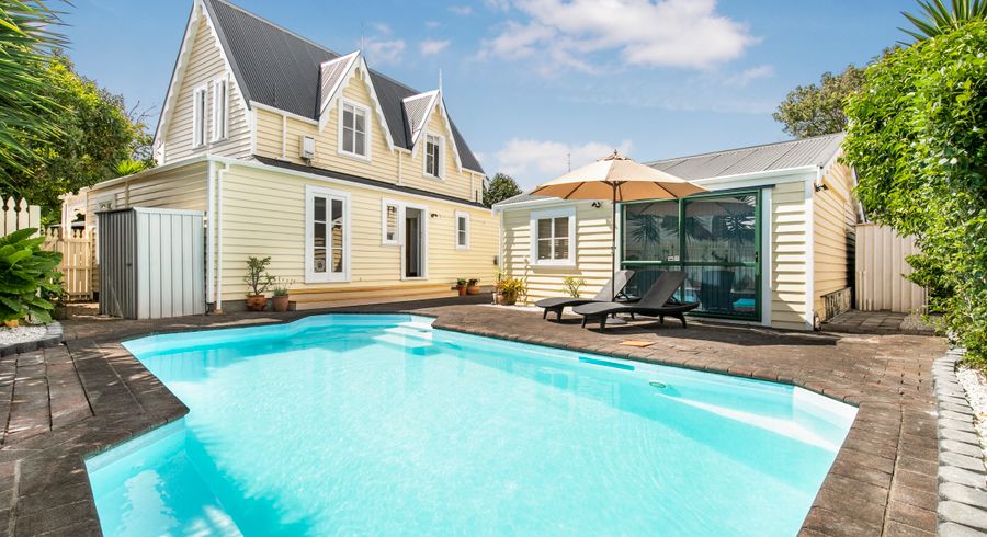  at 2 Brylee Drive, Conifer Grove, Takanini