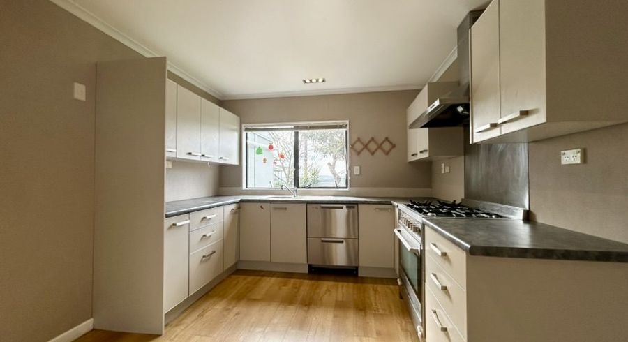  at 1/136 Sunset Road, Unsworth Heights, North Shore City, Auckland