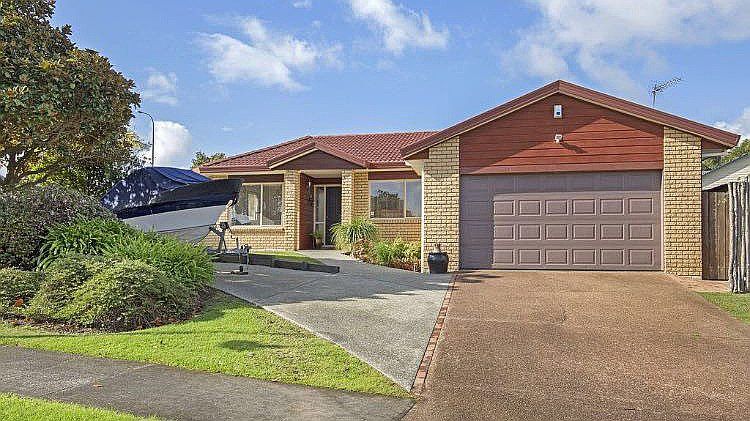  at 2 Jan Higgins Place, Golflands, Manukau City, Auckland