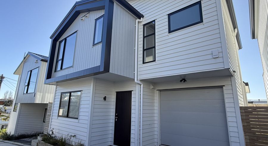  at 2/33 Garadice Rd, Rothesay Bay, North Shore City, Auckland