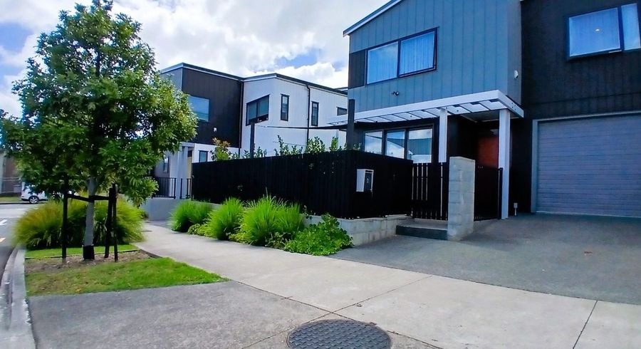  at 3 Huataki Road, Northcote, Auckland