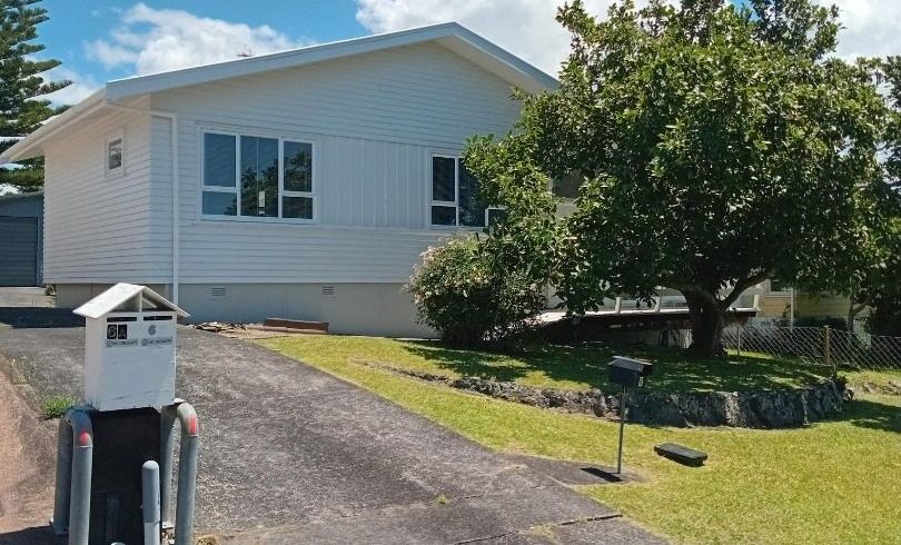  at 8 Dawnhaven Drive, Te Atatu Peninsula, Waitakere City, Auckland