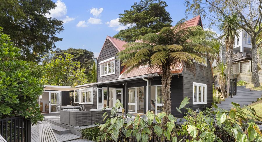  at 39 Island Bay Road, Beach Haven, Auckland