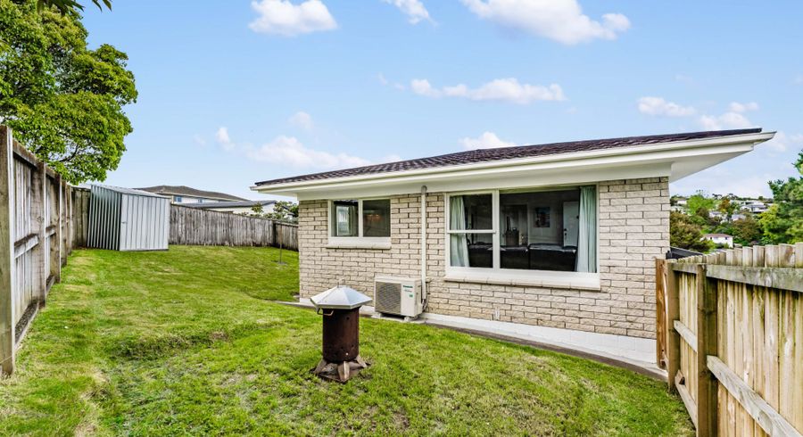  at 2/6 Segedin Place, Glenfield, Auckland