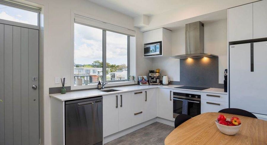  at 2 Wharetana Crescent, New Lynn, Waitakere City, Auckland