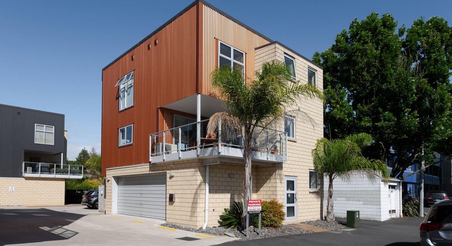  at 1/9 Vialou Street, Hamilton Central, Hamilton