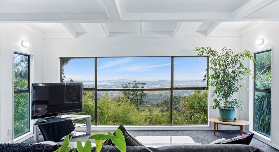  at 33 Quinns Road, Waiatarua, Waitakere City, Auckland