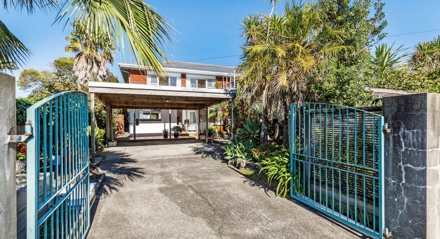  at 2/1062 Beach Road, Torbay, Auckland