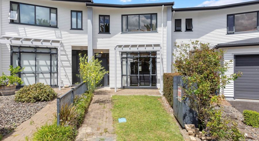  at 42/2 Armoy Drive, East Tamaki, Manukau City, Auckland