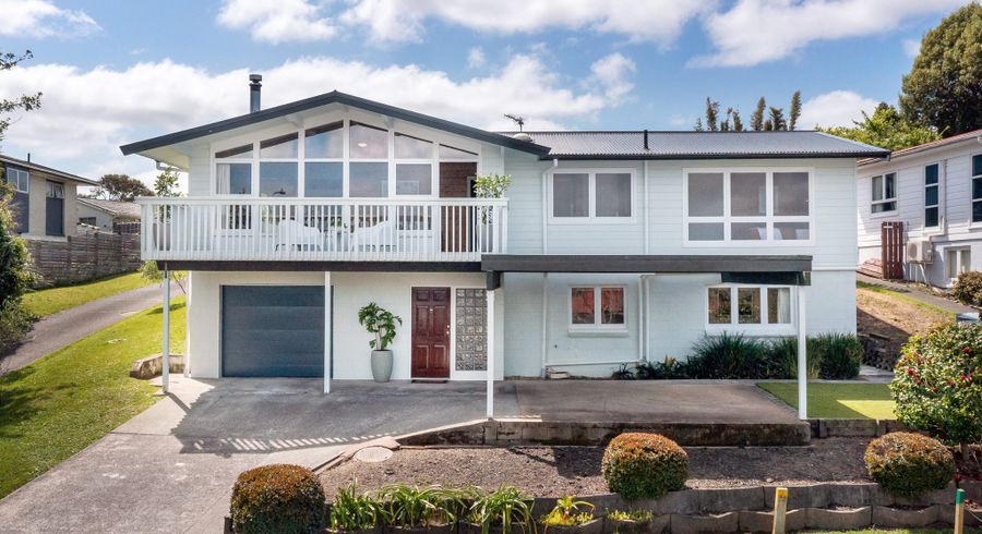  at 27 Valley View Road, Glenfield, Auckland