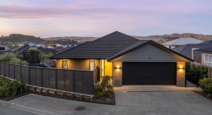 at 2 Roundhouse Close, Whitby, Porirua