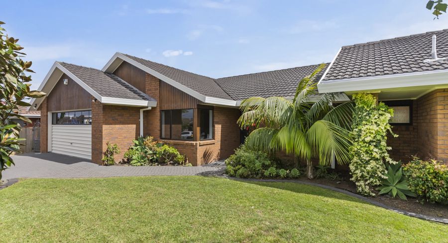  at 17 Channing Crescent, Botany Downs, Auckland