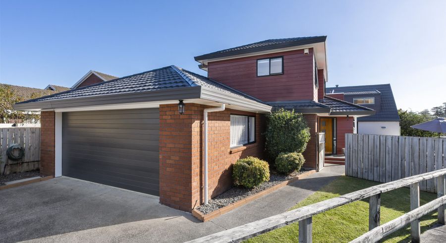  at 1/42 Headcorn Place, Botany Downs, Auckland