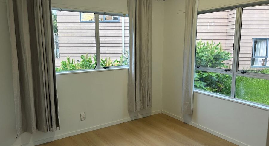  at 1/32 Waverley Ave, Glenfield, North Shore City, Auckland