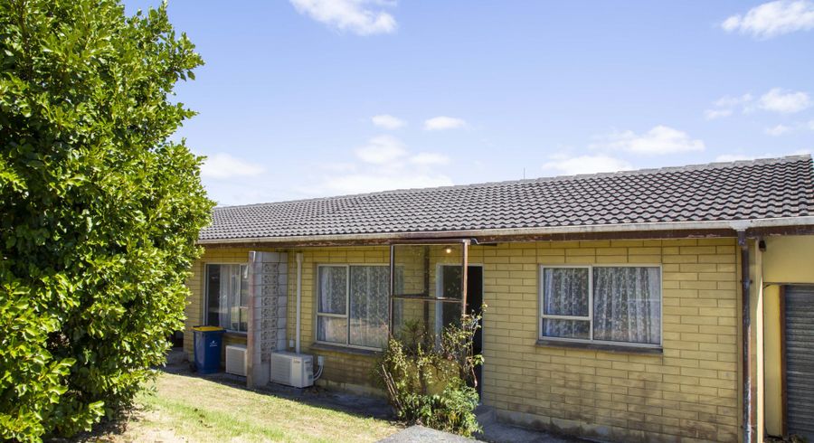  at 2 Paton Avenue, Te Atatu South, Auckland