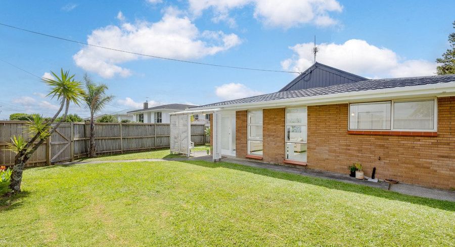  at 1/120 Woodglen Road, Glen Eden, Auckland