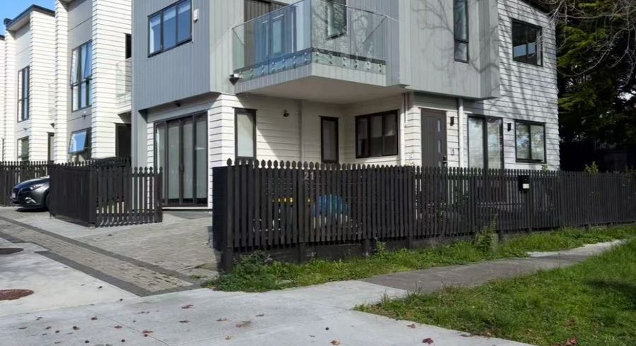  at 1/21 Humphrey Kemp Avenue, Henderson, Auckland