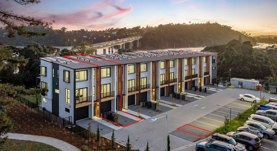  at 20 Beach Road, Te Atatu Peninsula, Auckland