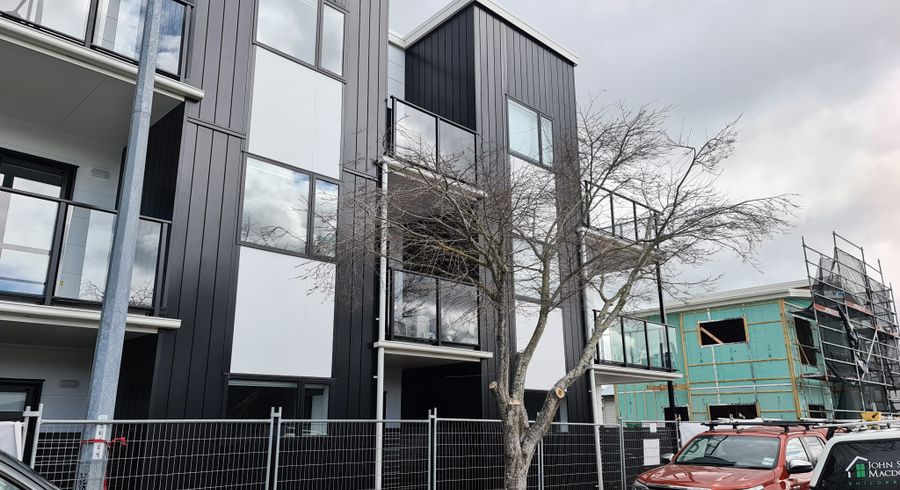  at 4/17 Vialou Street, Hamilton Central, Hamilton