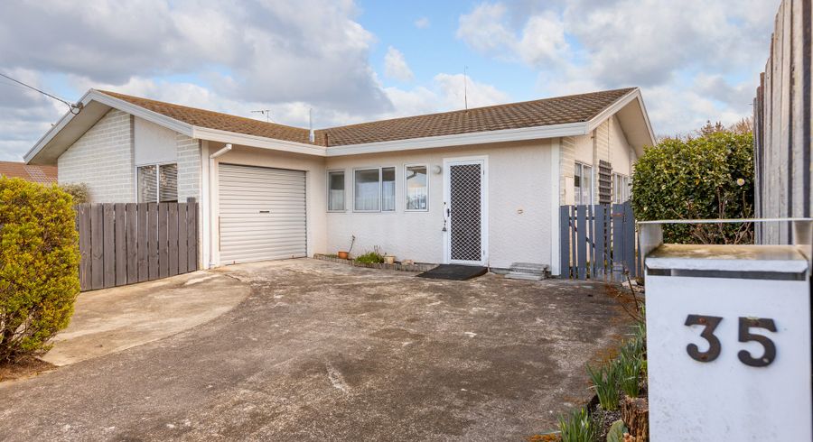  at 35 Oak Street, Masterton