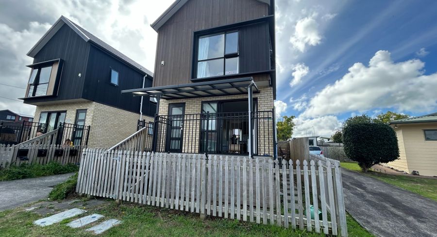  at 2/11 Karamu Street, Te Atatu Peninsula, Waitakere City, Auckland