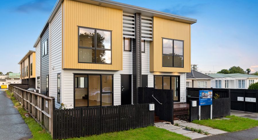  at 2/21 Peachgrove Road, Te Atatu Peninsula, Waitakere City, Auckland