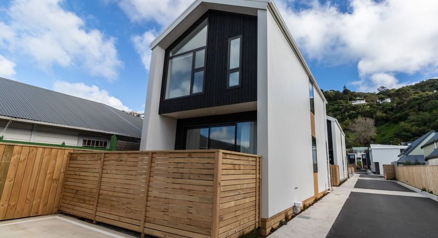 at 2/166 Queens Drive, Lyall Bay, Wellington