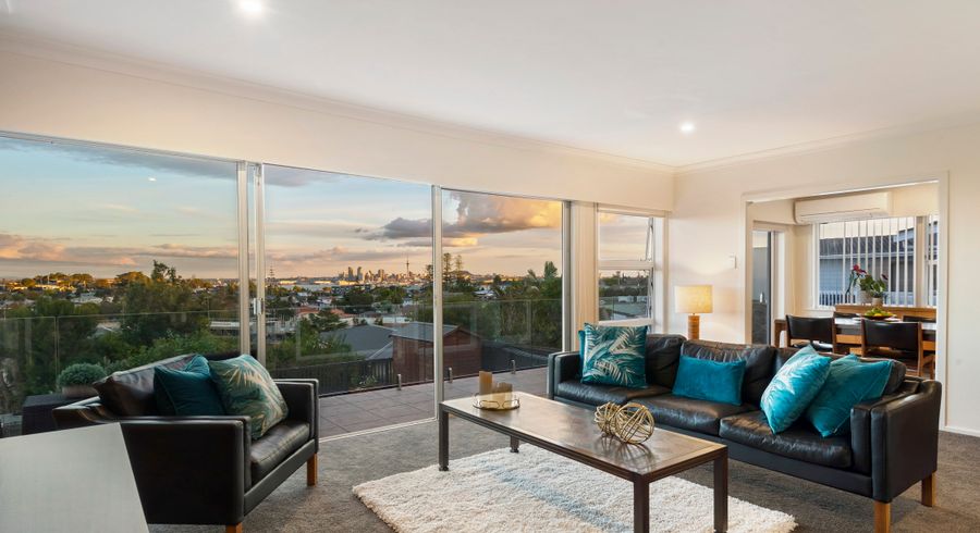  at 18 Martin Crescent, Northcote, Auckland